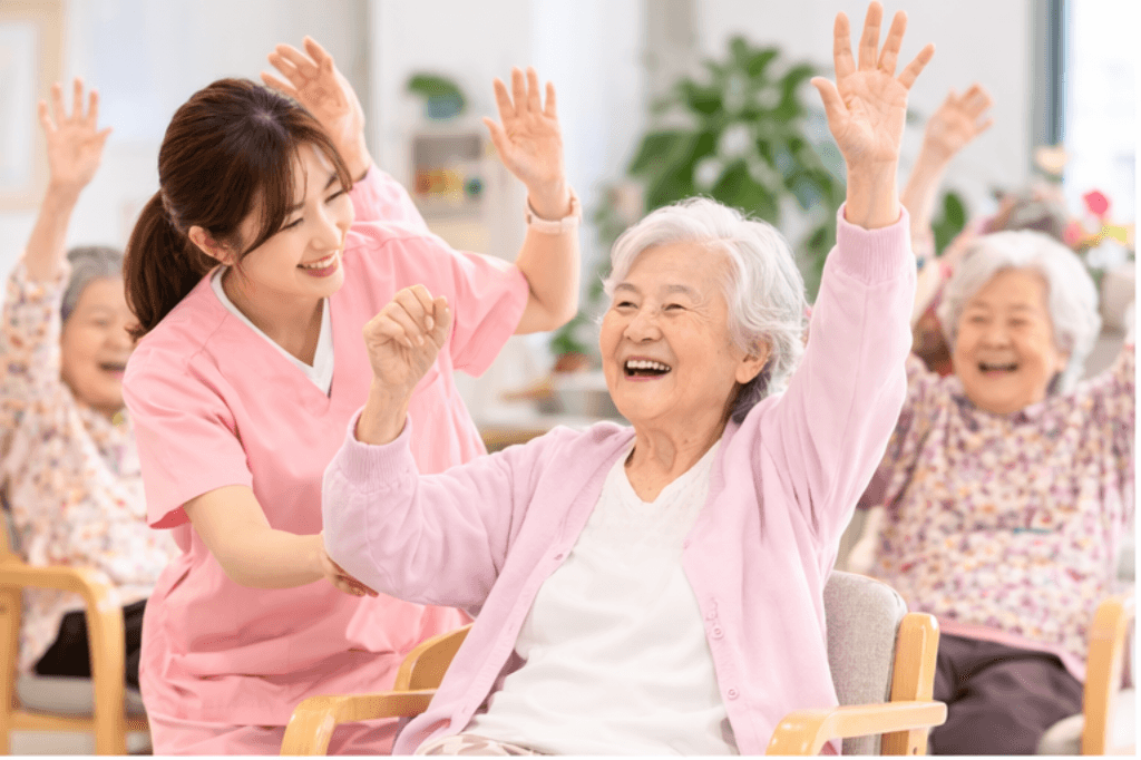 어르신들이 함께 운동 프로그램에 참여하는 모습